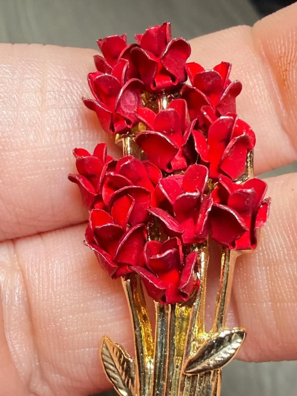 Vintage Red Rose Bouquet Brooch Gold Tone DM 97 Floral Pin 2.25”